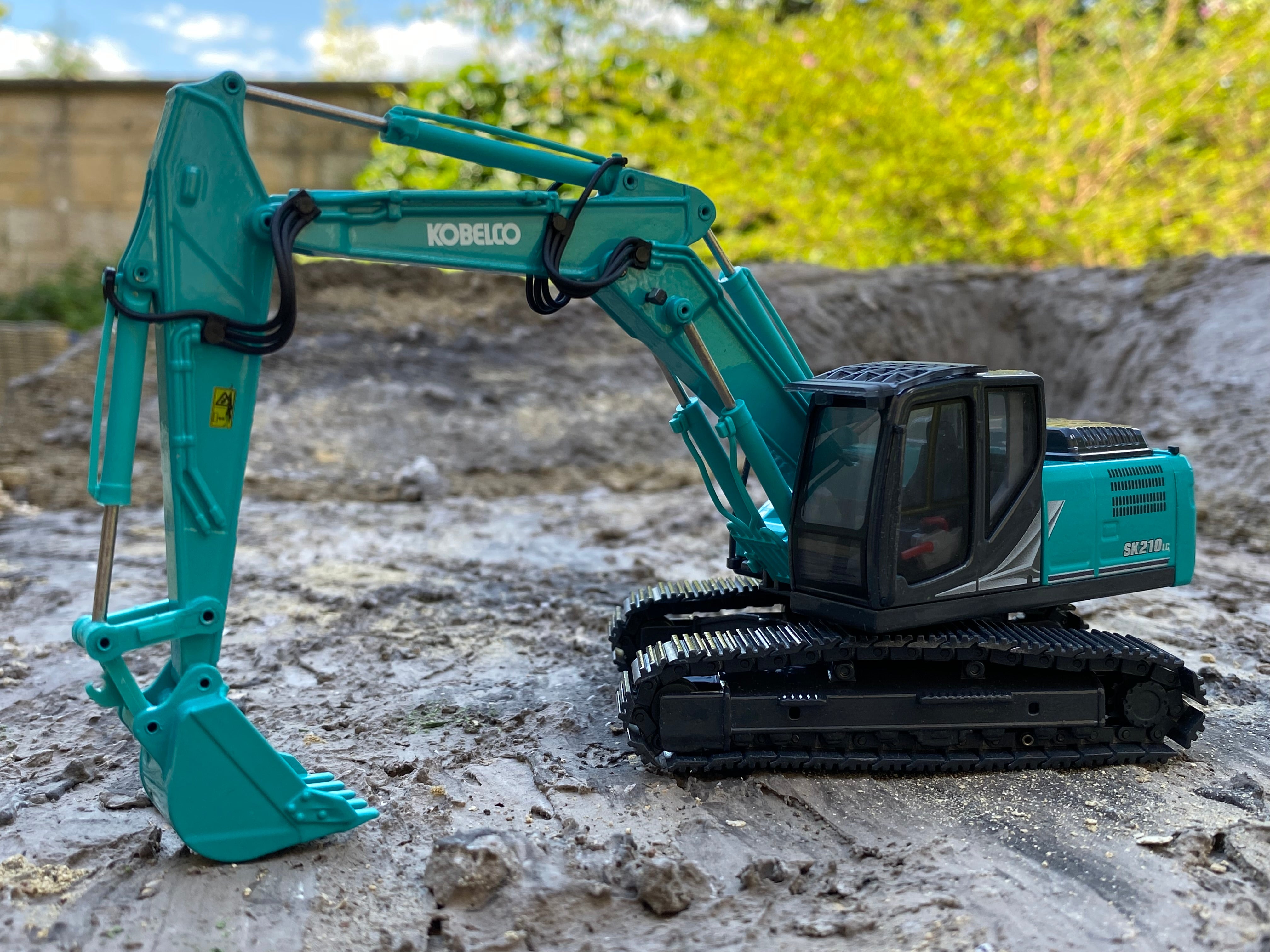 KOBELCO SK210LC-11 Excavator with two piece boom. 1:50 scale