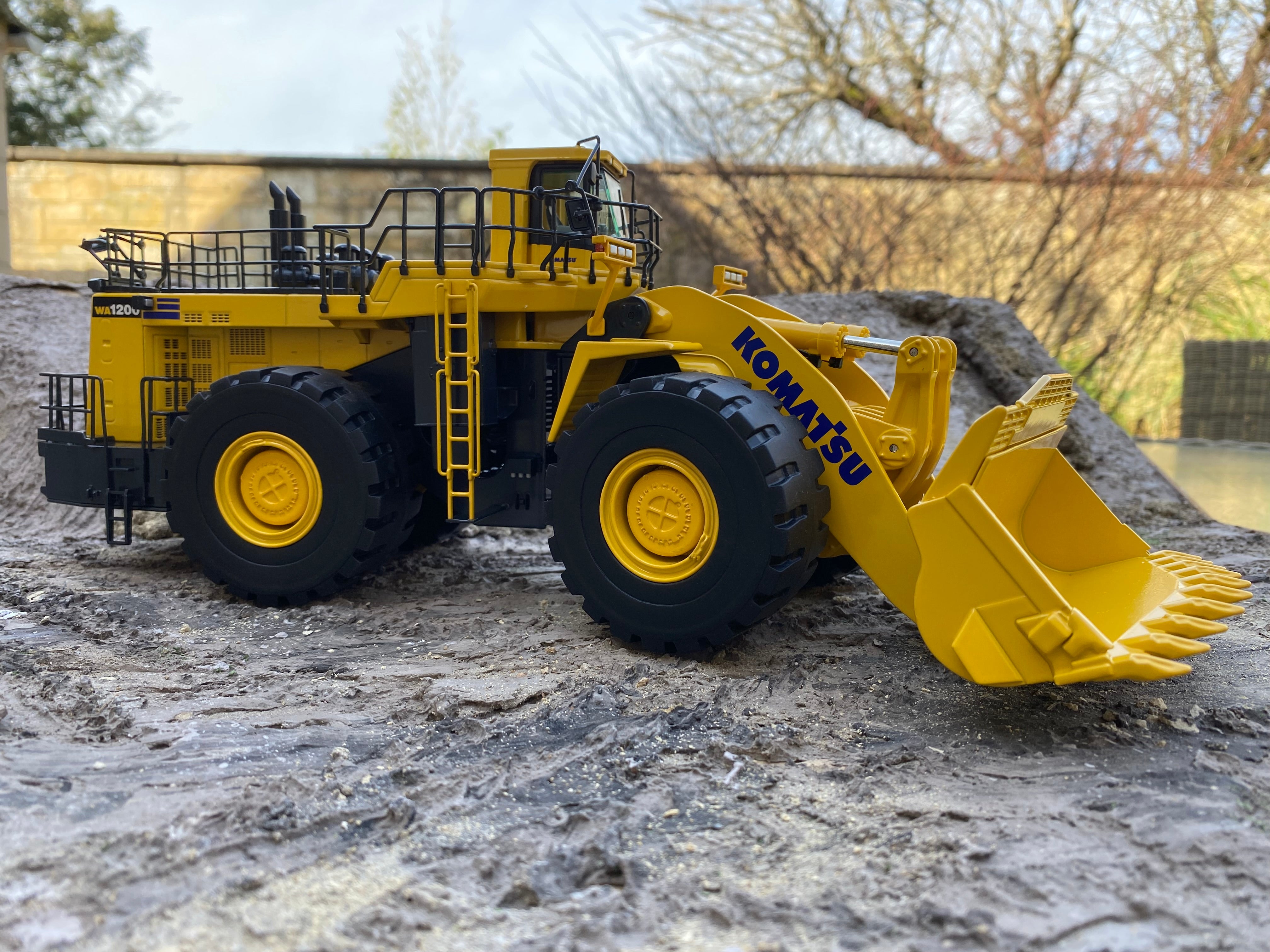 KOMATSU WA1200 WHEEL LOADER. Scale 1:50