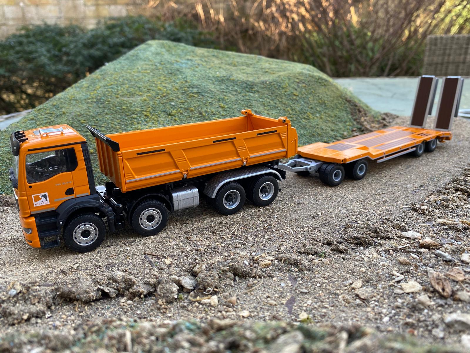 Meiller 3 way tipper on MAN TGS NN with Low loader trailer. 1;50 scale.